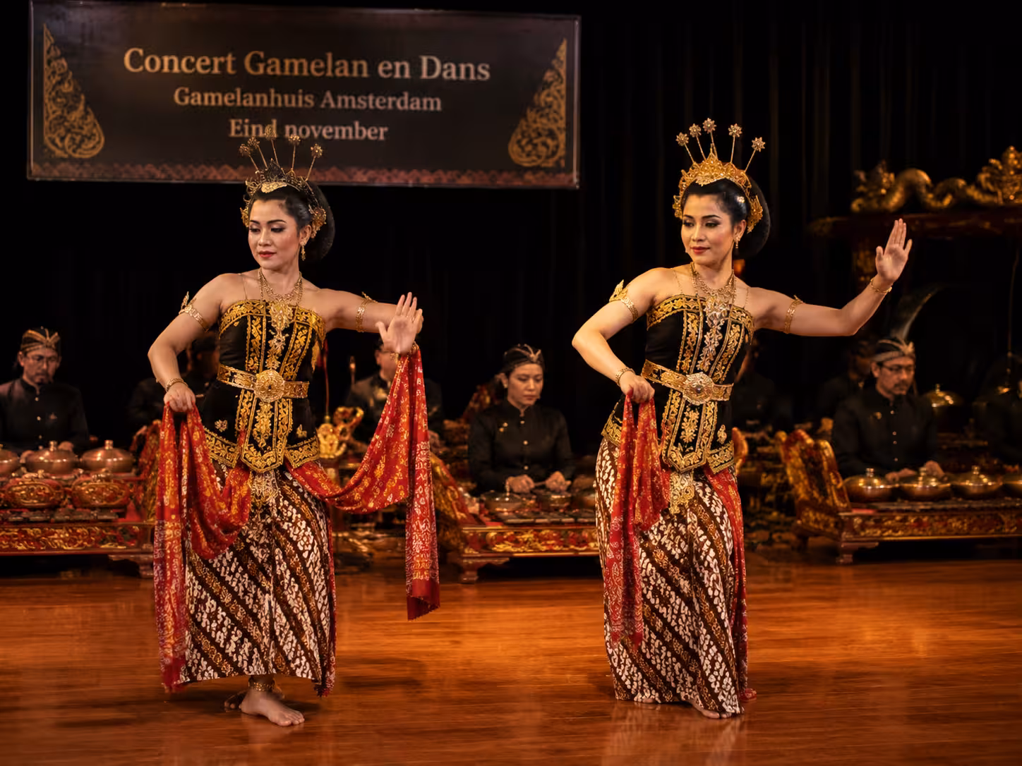 Samen met gamelan ensemble Wiludyeng voeren we ons jaarlijks evenement Concert Gamelan en Dans uit in het Gamelanhuis te Amsterdam rond eind november.